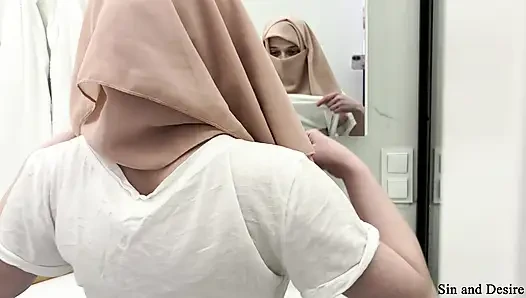 "Babanın yarağınınkinden daha büyük!" Arap üvey anne paylaşılan bir otel odasında üvey oğlunun sünnetsiz yarağını kocasıyla karşılaştırıyor