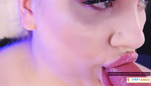 Oyuncu edepsizce konuşmalar burada başlıyor. Gerçek kız mastürbasyon yapıyor, 31 talimatı, bacakları kes!