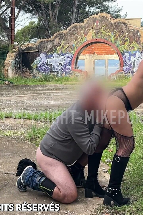 Esta Buena Zorra Le Hace Una Felación Exprés En Un Urbex