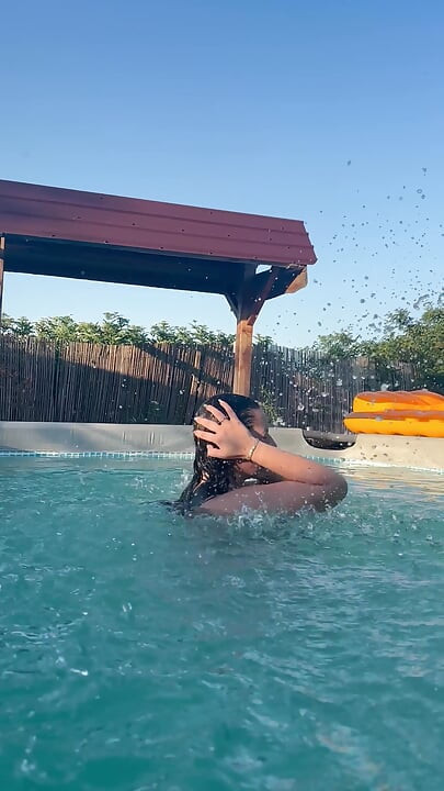 Sexig pool retas i en liten bikini