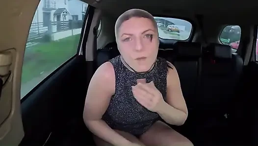 Riskante öffentliche reise in voller strumpfhosen-umhüllung Nylonpuppe im auto