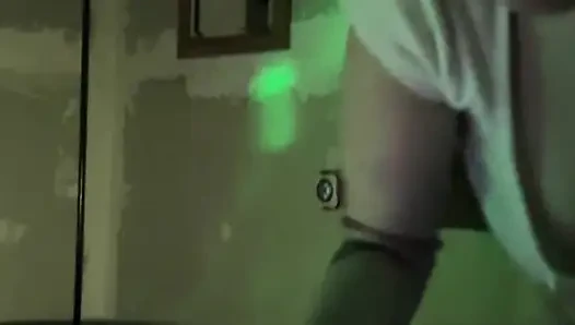 Kadın kılıklı uzun bacaklı yatak odası çılgınlığı