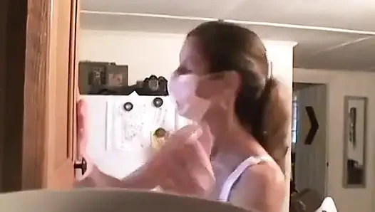 Tyler Jerks wichst, gekleidet mit Maske und Handschuhen