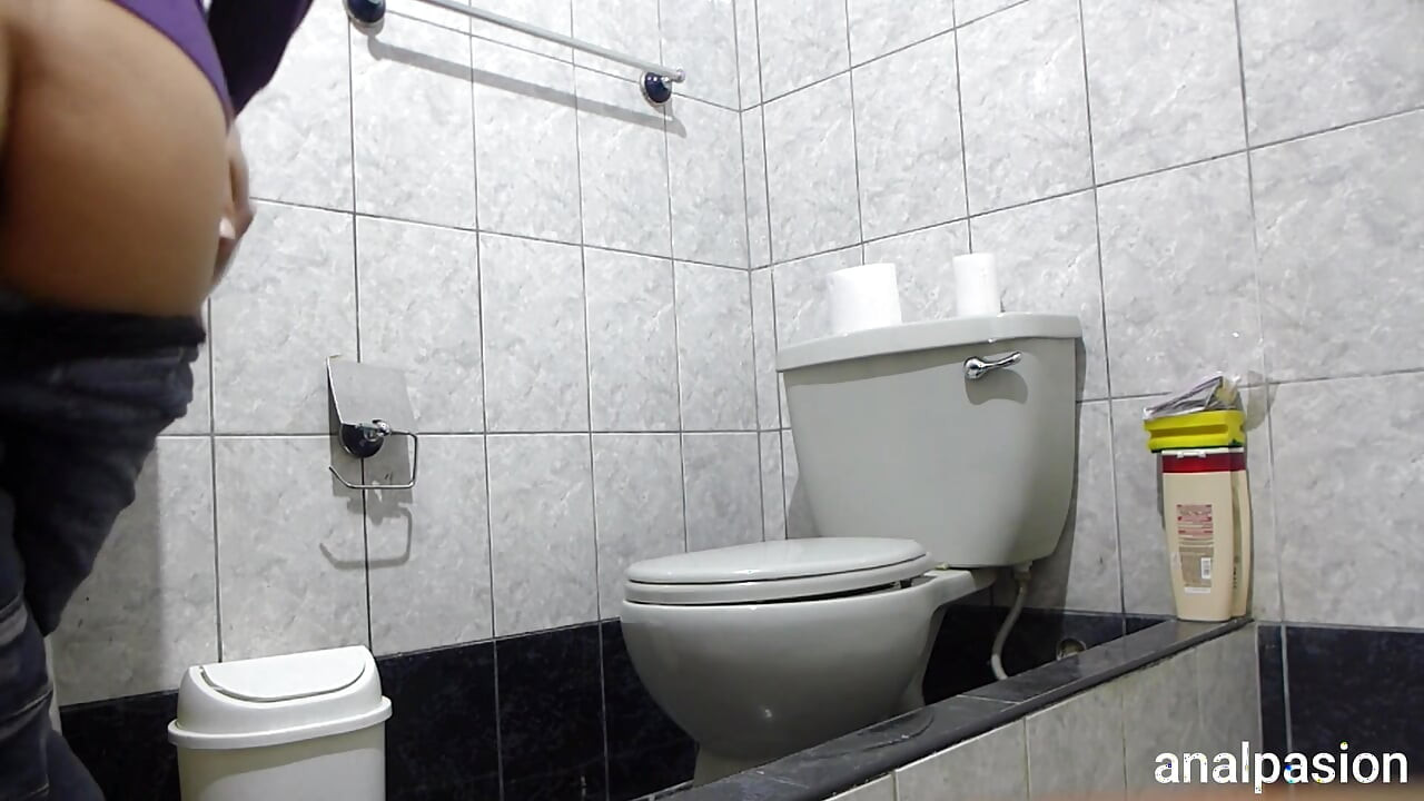 Intensywny anal do przyrodniej siostry w łazience z wytryskiem w dupie