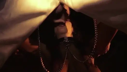 Naylon Kız Vahşi BDSM Seansında Bağlı Ve Sert Sikiliyor