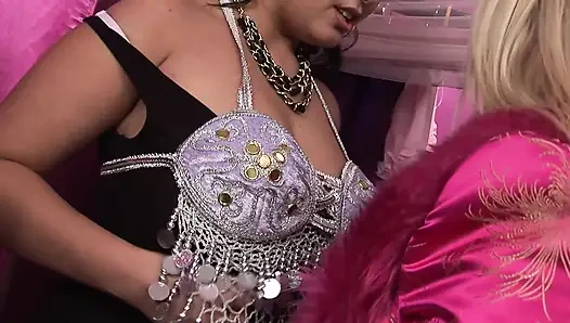 Трах в тройничке в бутике с возбужденными милфами с большими сиськами