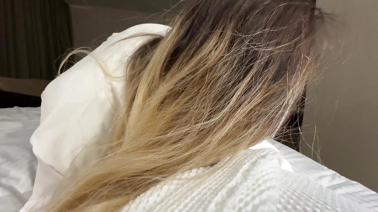 Mẹ kế bắt gặp con trai riêng của cô ấy ra khỏi người bảo vệ và cho anh ta quan hệ tình dục đầu tiên của mình