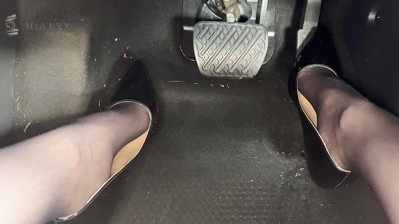 Futai cu vibrator și pompe cu pedale de gaz până când ejaculăm tare