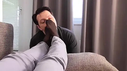 Mistress Amrita's feet smelling tyranny