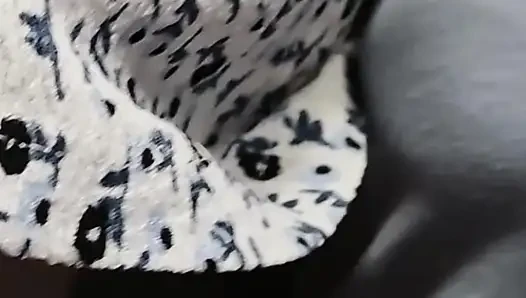 Cowok sange ini lagi asik muasin pantat bahenol komuternya pakai kontol besar di dalam kereta