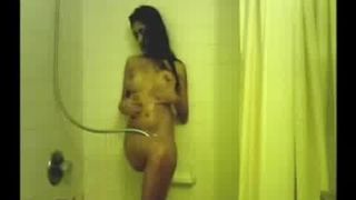 Indisches Mädchen unter der Dusche
