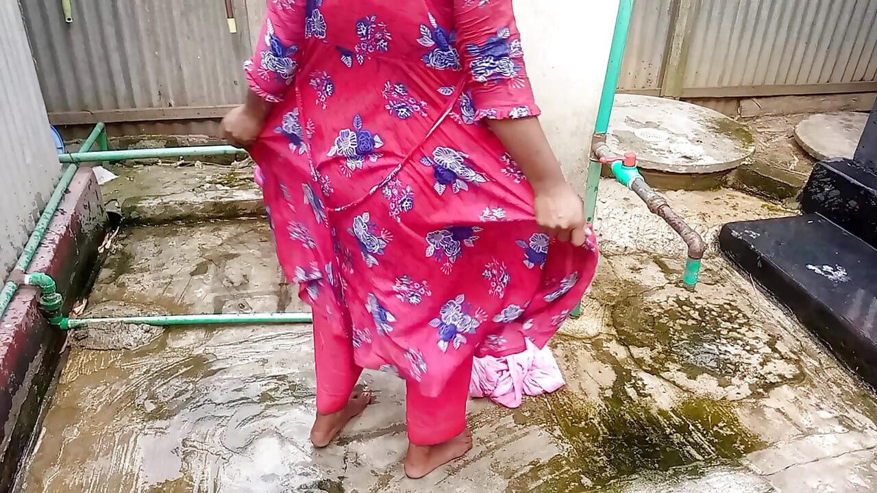 Amateur desi heiße stiefmutter, dicker arsch, großer nippel, dusche im freien, exklusive szene von ihrem stiefsohn gefangen genommen