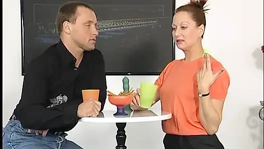 Süße milf spielt beim casting mit ihrer muschi