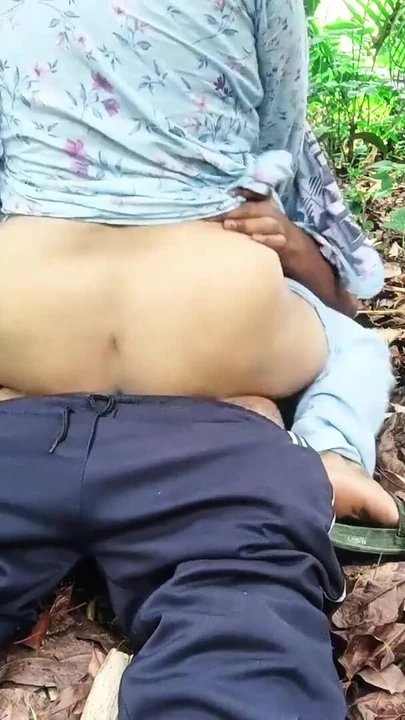 Detik menjatuhkan rahang dari "Berkongkek di dalam hutan dengan teman wanita, dengan bercakap kotor yang jelas."