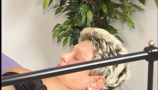 İç çamaşırlı ve çoraplı sarışın nine genç adam tarafından sikiliyor