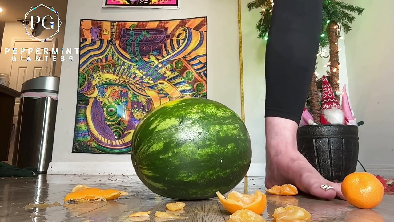 67 Giantess Koko 16 Slo-mo Feet Crush Slow Motion Appelsiinit & Watermelon Destruction