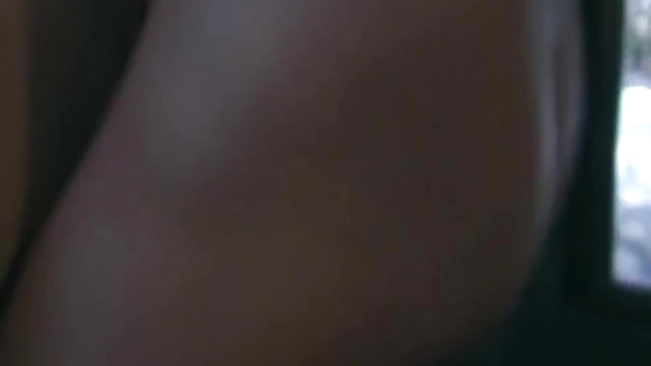 Tante seksi rambut cokelat lagi asik nyepong kontol dan dientot habis-habisan di bus