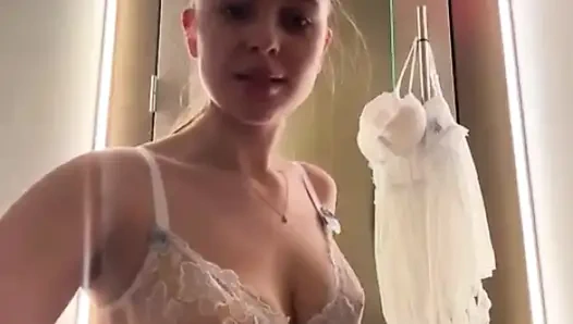 Jucielussie public Masturbating in the locker room