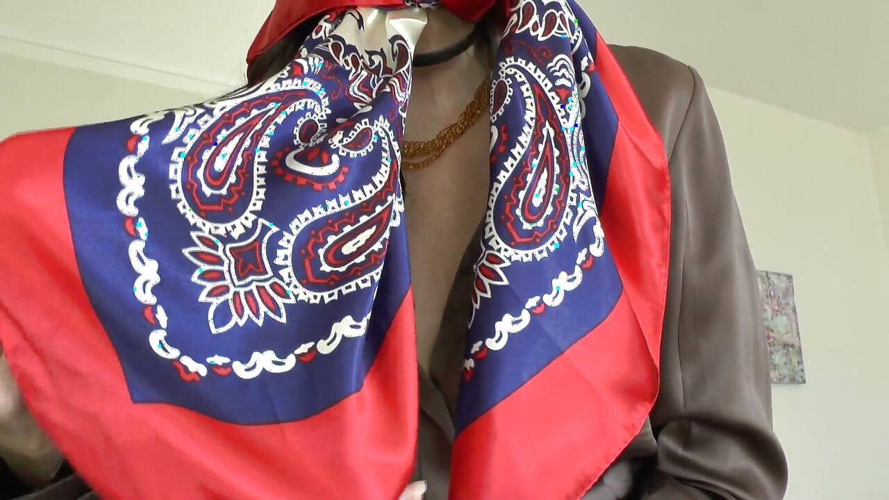 Afternoon Headscarf Try-on, Lady Victoria Valente