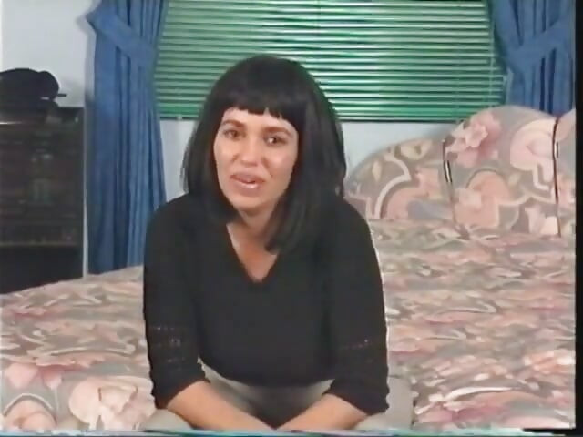 Milf tetona llena su coño con un consolador