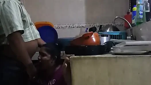 Mutfakta çalışanla sikişiyor ve emiyor