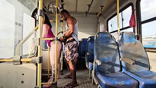 DER TYP STEIGT IN DIE ÖFFENTLICHEN VERKEHRSMITTEL, ICH HABE ES FÜR ALLE VERMASSELT UND BIN WEGGEFAHREN