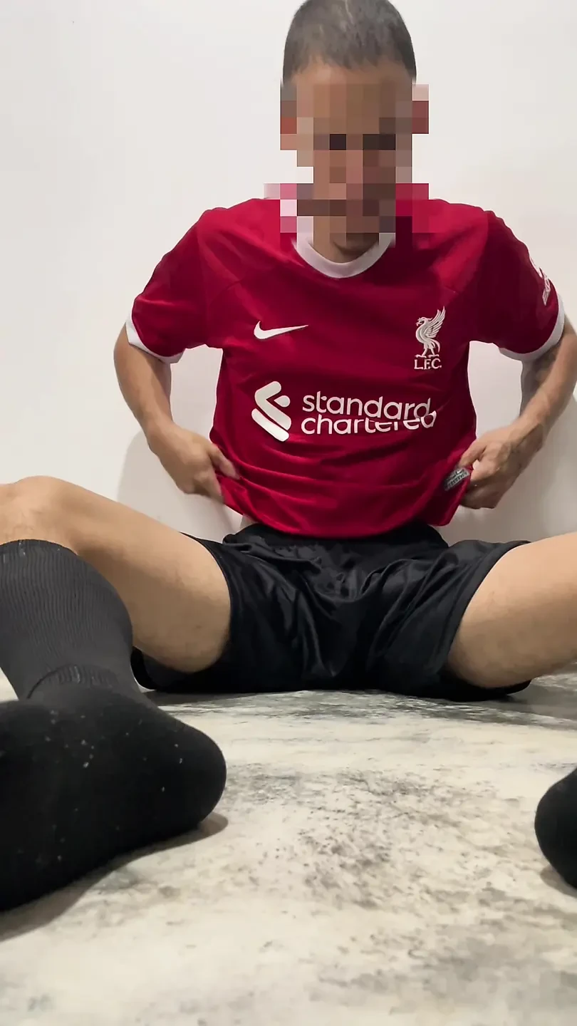 Cowok berhijab ini selesai main game, masturbasi dan CAME, crot di sekujur lantai, intens.