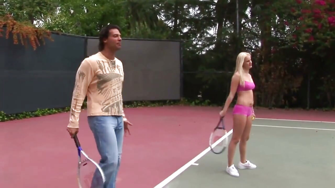 Threesome pussy fucking after tennis party
