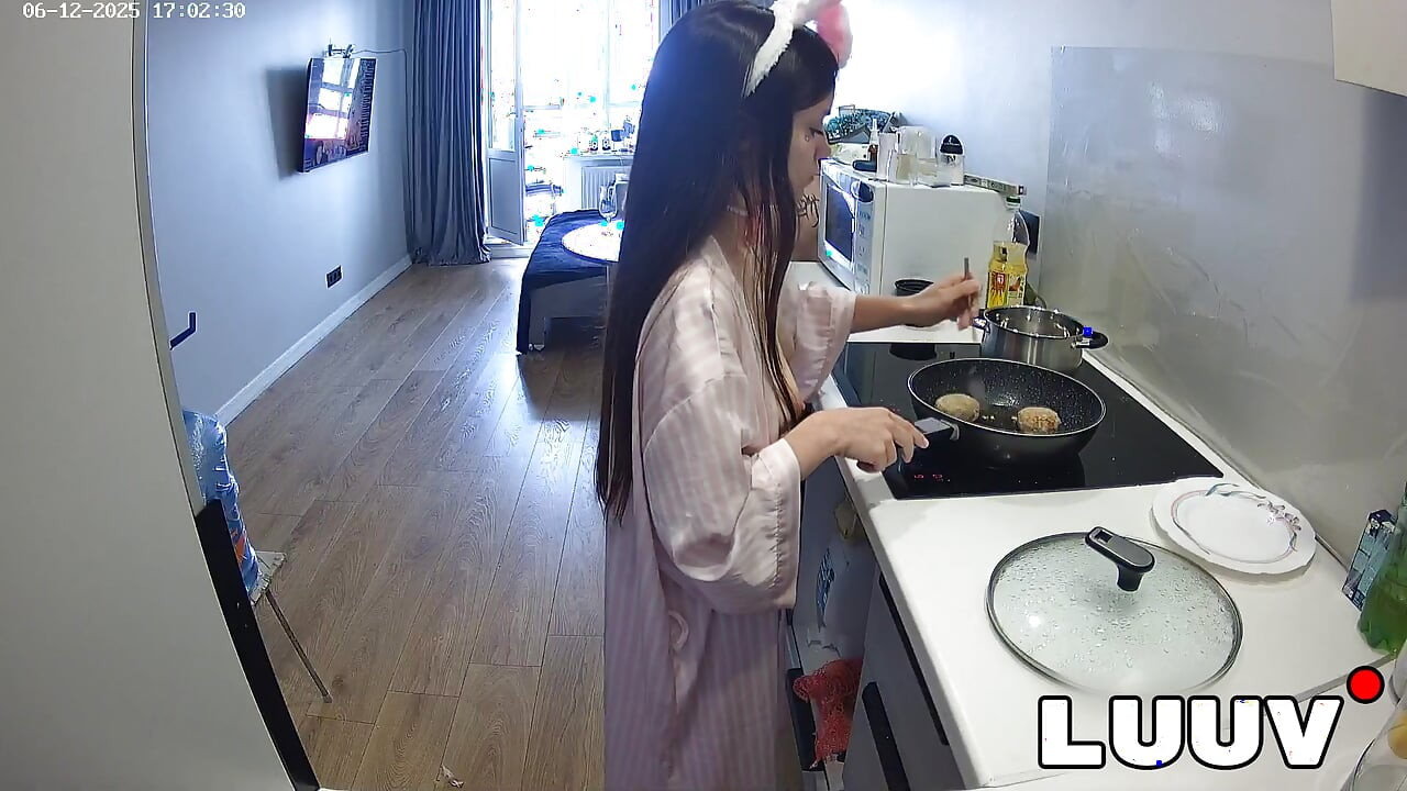 LUUV. Grossy seksi memasak makan malam bertelanjang atas pada kamera rumah