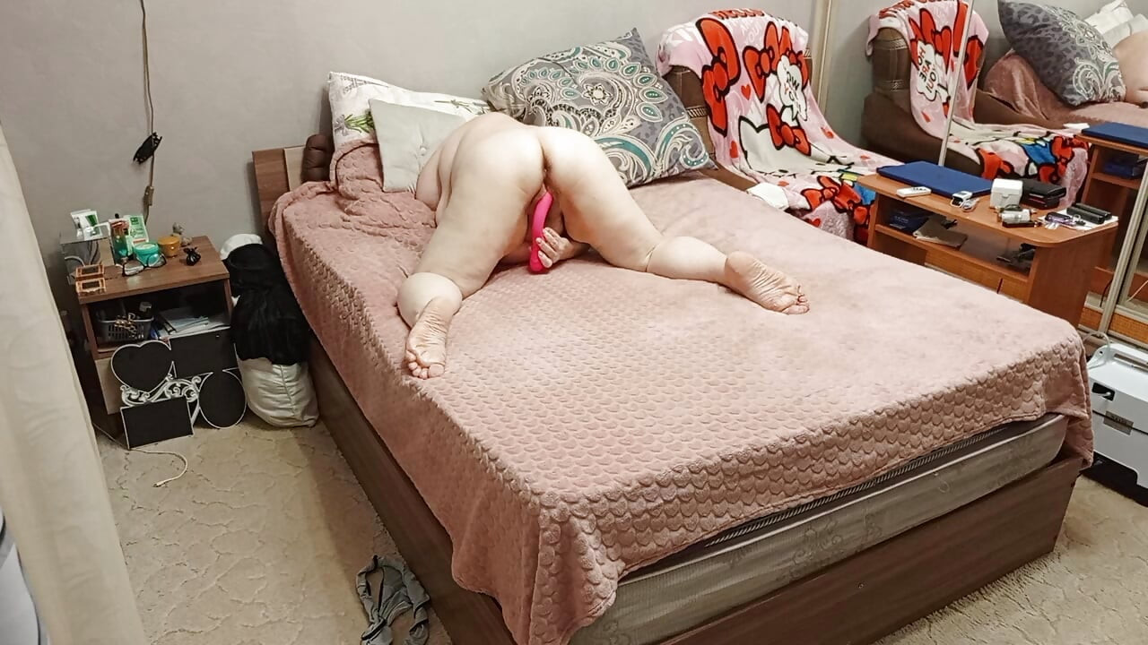 Büyük yuvarlak götlü ve kıllı amcıklı bir komşu mastürbasyonla orgazm oluyor