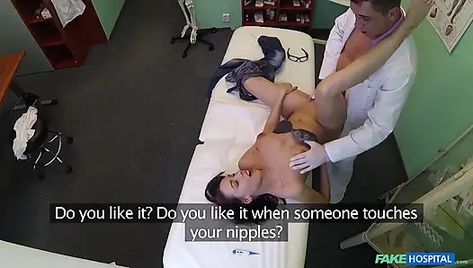 Fake Hospital - хорошенькая пациентка подготовлена к оральным лекарствам доктора: горячая больничная встреча