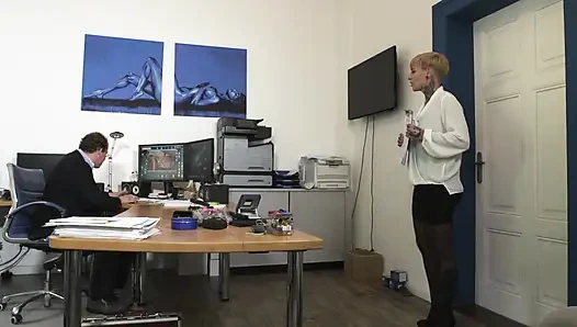 Güzel büyük götlü olgun ofiste sikiliyor