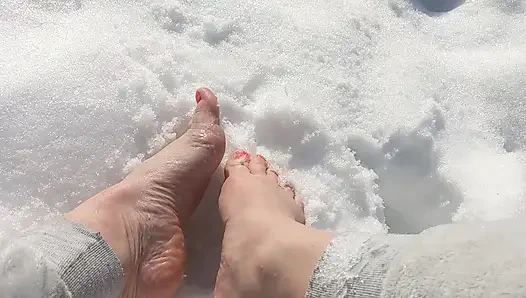 I Walk Barefoot in the Snow, the Snow Crunches Under My Toes