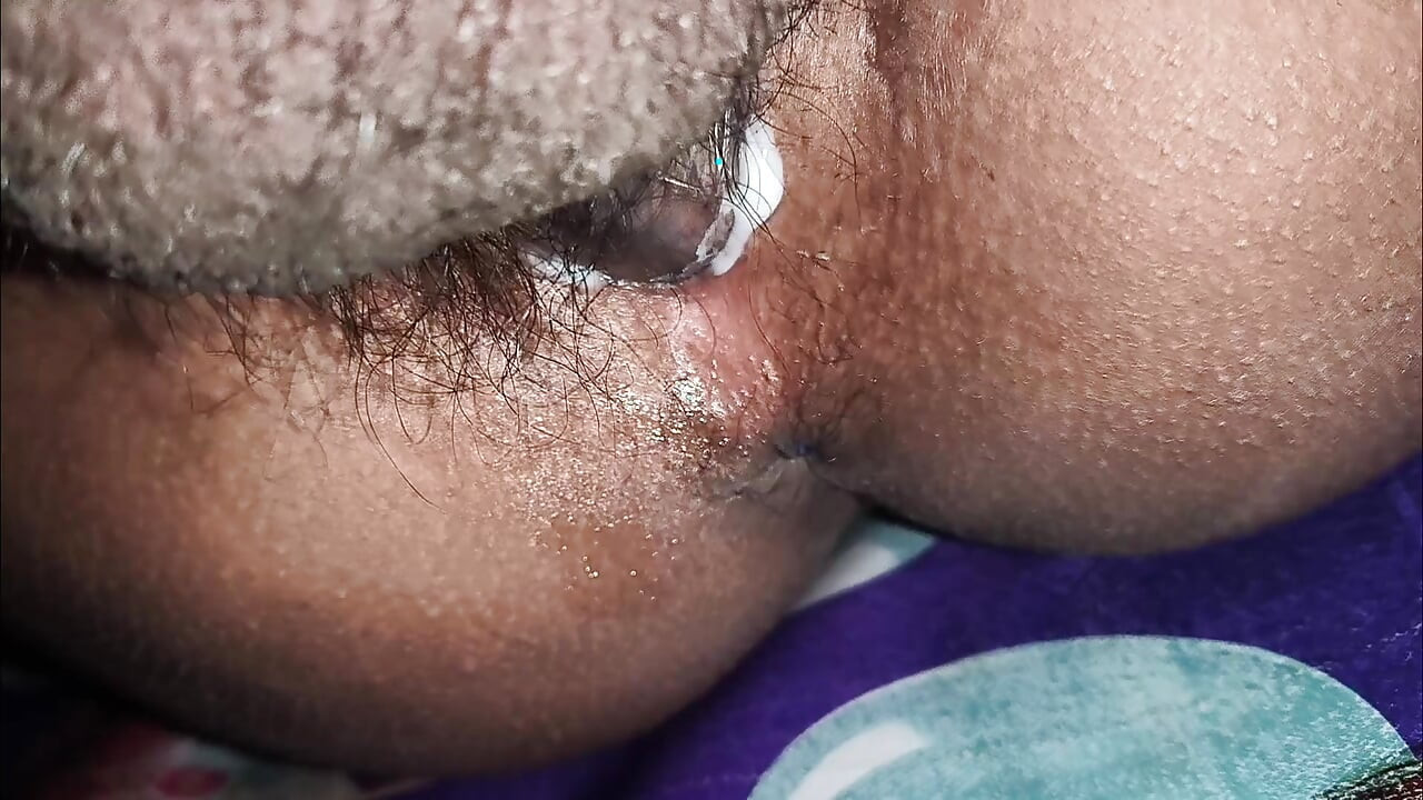 Eu surpreende minha esposa com um pau enorme e empurro-o profundamente dentro de sua buceta apertada