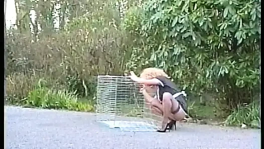 Черный нейлон на лестнице