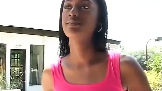 Сексуальная черная миниатюрная большая задница трахается... сперма на лице