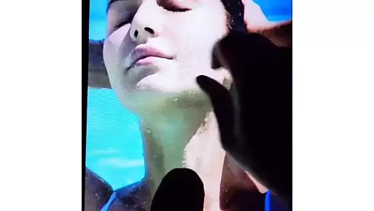 Katrina Kaif se baigne dans mon sperme