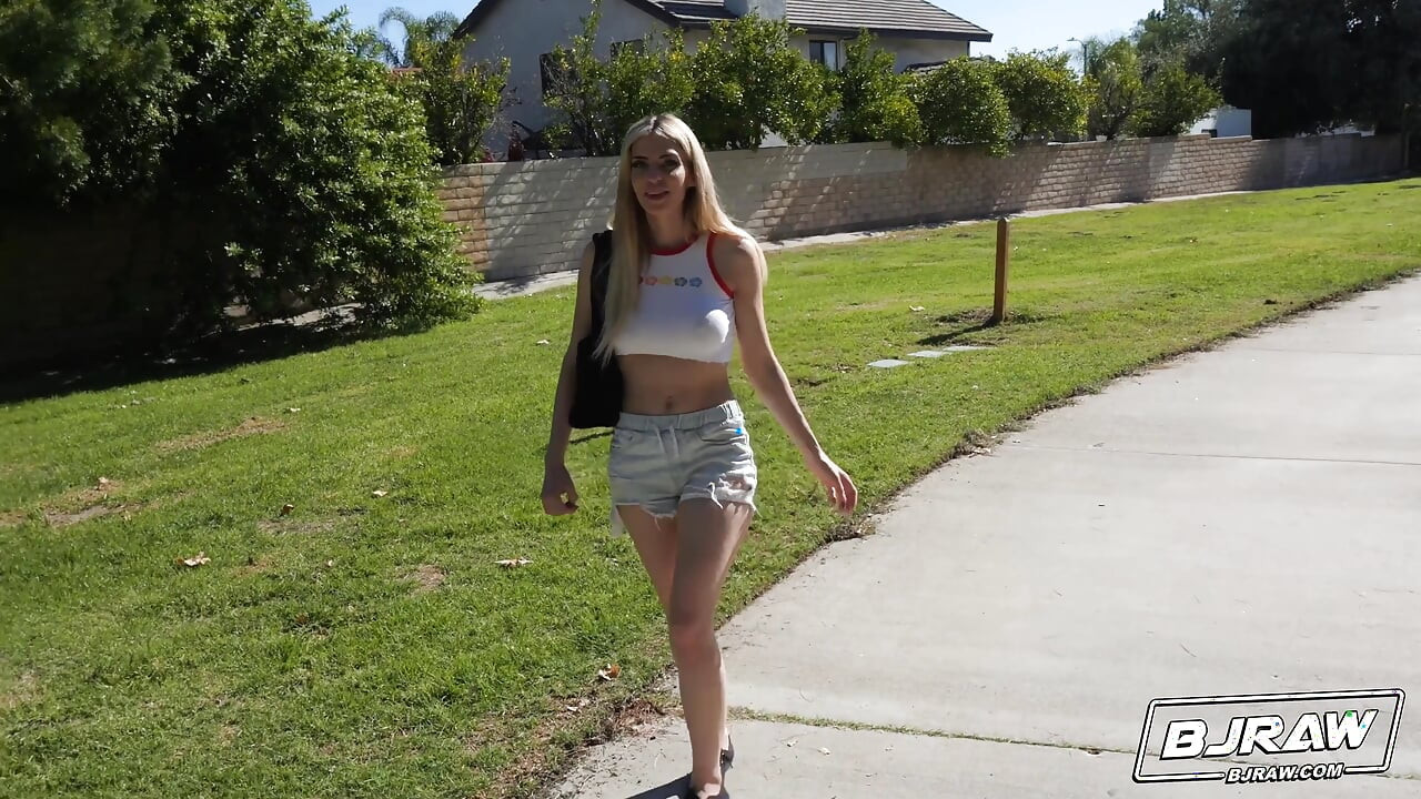 Greycee lagi asik wajahnya habis-habisan sampai mengerang keenakan