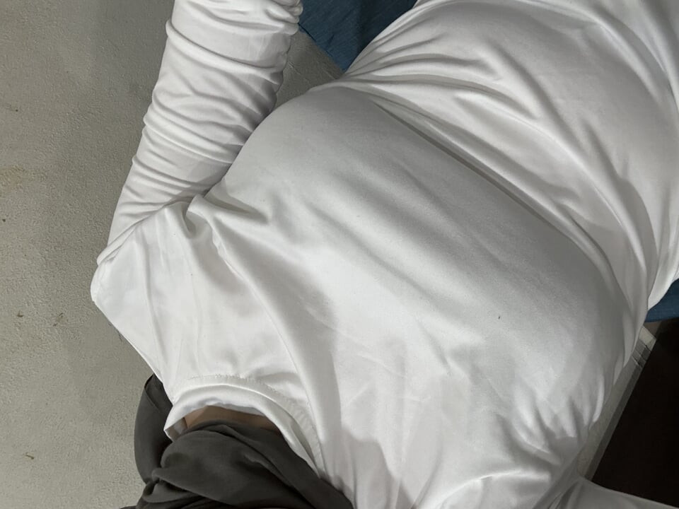 B.J.는 아내가 직장에 있는 동안 집에서 상사입니다.