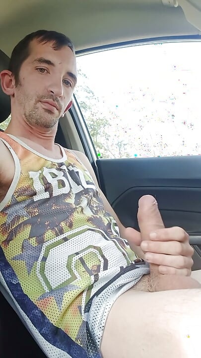 Um jovem goza com o pau grande dentro do carro