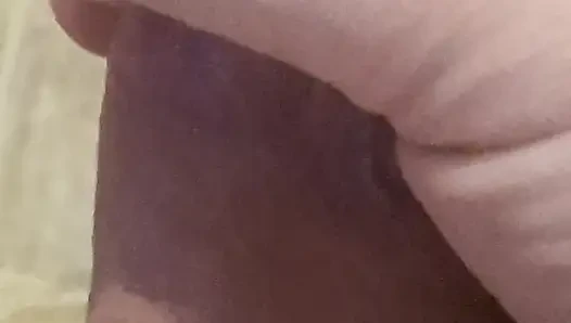 Yarağımı gösteriyorum ve emmeye hazır