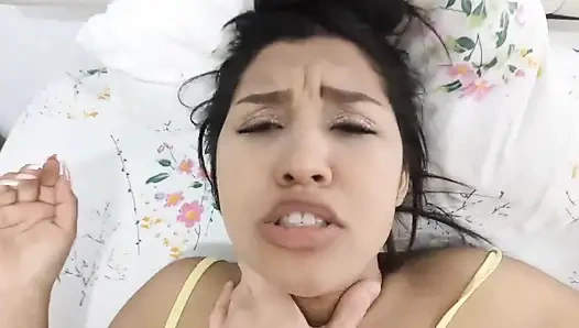 Моя горячая 18-летняя сводная сестра из Нью-Йорка попадает в мою постель, когда я смотрю телевизор