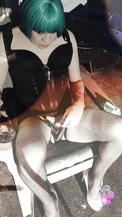 Sexy mietje Kandi Kane rookt en speelt met haar pik