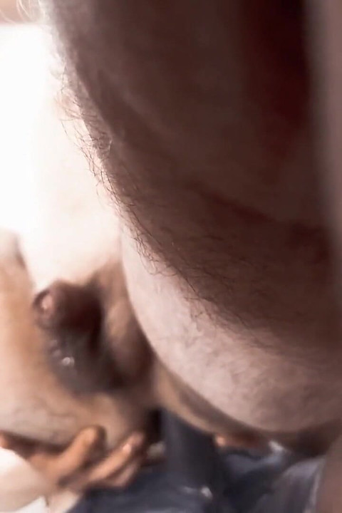 私は彼の奥深くを突きます。