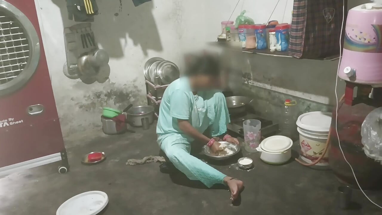 In the kitchen, water was taken out of penis, showing big boobs and Hindi audio best handjob.