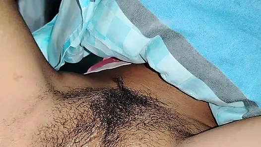 Одна в моей постели, я такая горячая