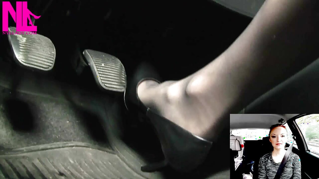 Dirigindo em Grey Pattent Pumps on My Hosed Feet