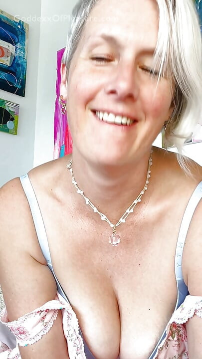 שכנה MILF חמה נתנה לי עיסוי פרוסטטה (JOI)