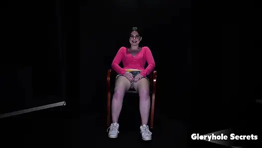 GLORYHOLE SECRETS - lola valentine liebt es, riesige ladungen zu schlucken