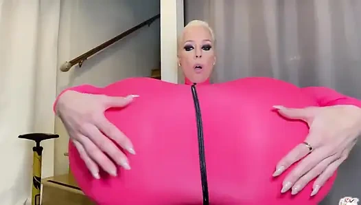 İşte ilk meme büyütme içeriğimin bir tbt'sı "lastiğim yerine göğüslerimi şişiriyorum!"